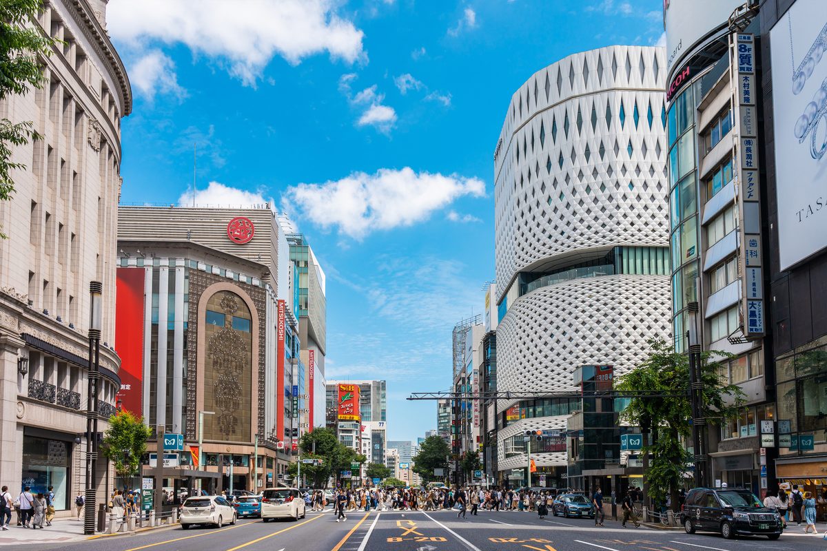 銀座中央通りの風景 - トラ吉銀座本店があるエリア